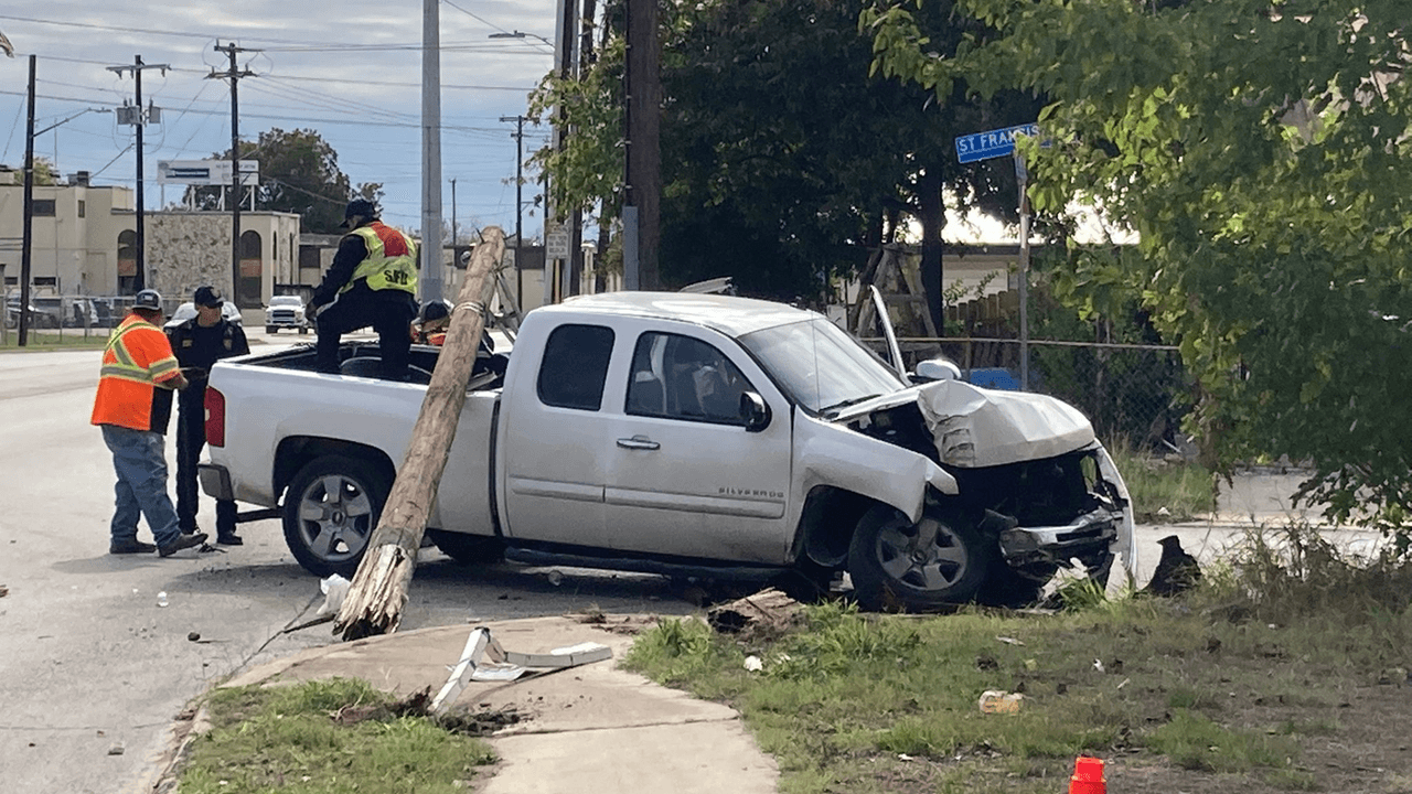 Conductor se queda dormido, choca y destruye parada de camión