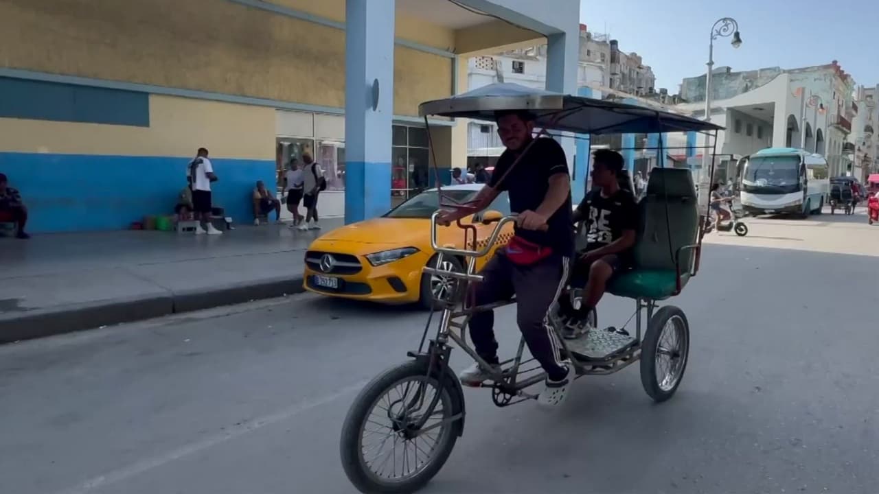 Así es vivir en Cuba sin servicio de autobuses públicos por falta de combustible
