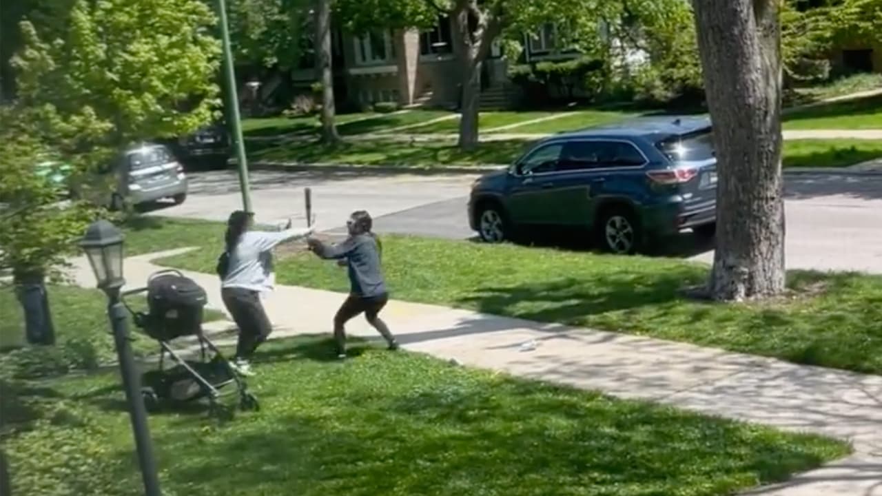 Captan a sospechosa golpeando a mujeres con un ¡bate de metal! en las calles de Chicago