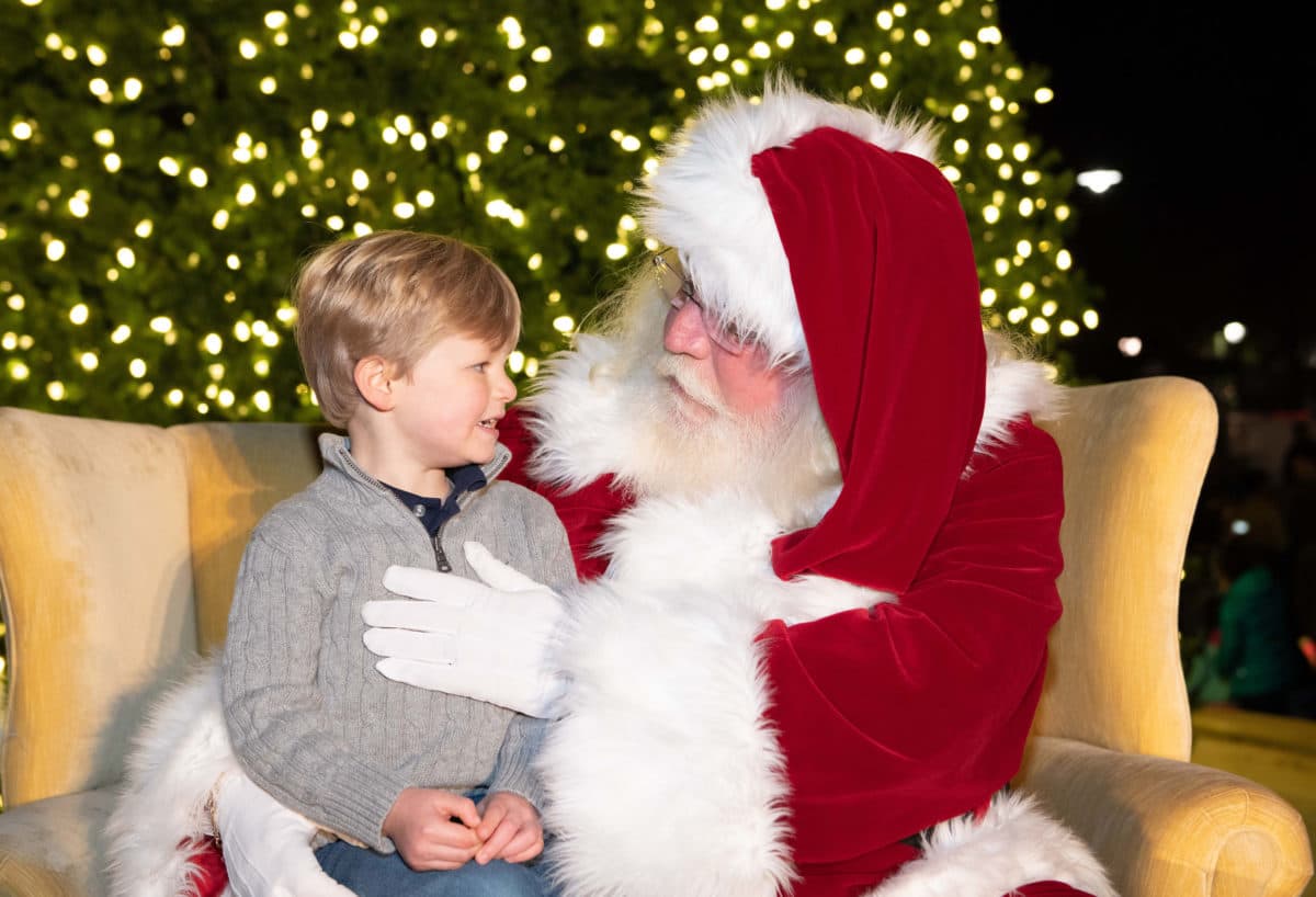 ¿Sus hijos ya saben qué le van a pedir a Santa Claus?...pues este sábado 23 de noviembre pueden conocerlo y ayudarle a encender el Árbol de Navidad en Commons of North Hills.