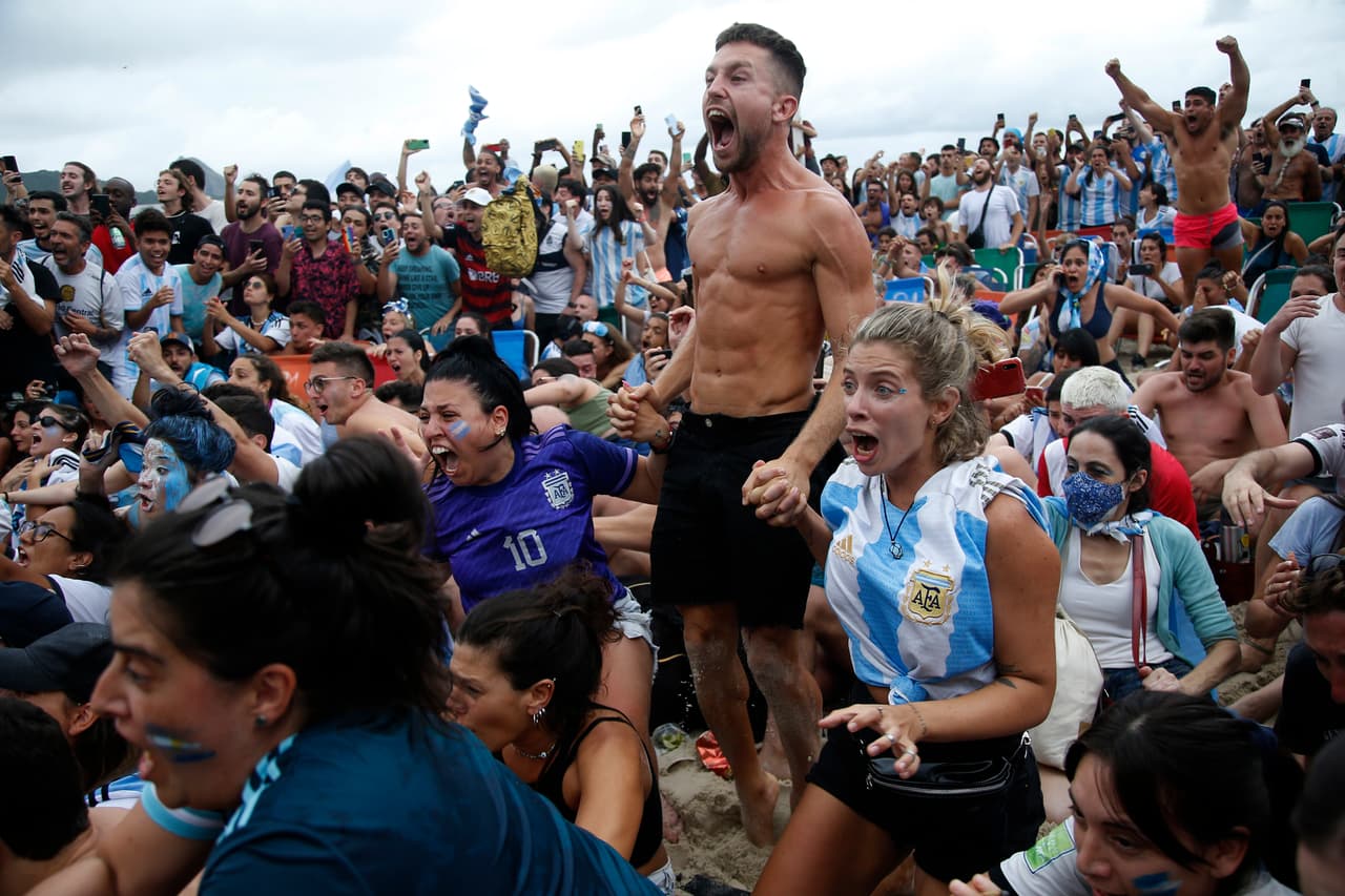 El júbilo por la victoria albiceleste rebasó sus propias fronteras, y, en este caso, llegaron a las de su vecino, Brasil. Un fanático argentino, de pie, celebra en la playa de Copacabana, en Río de Janeiro, este domingo.