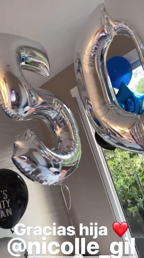 El galán de telenovelas compartió en una de sus historias de Instagram el regalo que su inseparable hija le envió: "Miren lo que me acaba de mandar mi hija. 
<b><a href="https://www.univision.com/shows/el-gordo-y-la-flaca/julian-gil-reabre-su-restaurante-la-placita-en-miami-y-esta-es-la-nueva-forma-en-que-operara-video">Y sí, son 50</a></b>", se escucha en el video. 
<br>