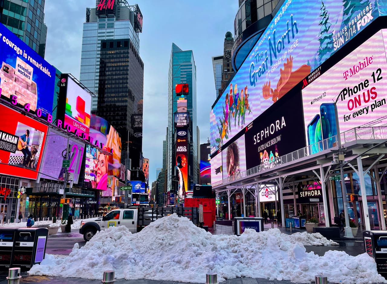 La segunda tormenta invernal del año llegó este domingo a la ciudad de Nueva York, trayendo acumulaciones de hasta 8 pulgadas de nieve en la ciudad.