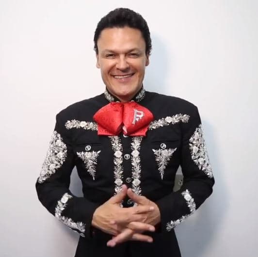 Pedro Fernández también se ha sumado a esta bella tradición de honrar a la Virgen y agradecer por todo lo que ha dado. 
<br>