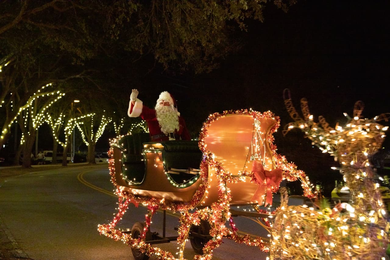 <b>Christmas in the Park in Port Orange </b>
<br>
<b>Fecha:</b> 2 de diciembre
<br>
<b>Lugar:</b> Kenneth Parker Amphitheater
<br>
<b>Sitio web</b>: 
<a href="https://www.facebook.com/events/2045497659160019">https://www.facebook.com/events/2045497659160019</a> 
<br>
<br>Evento navideño en el que verás la iluminación del árbol de Navidad de la ciudad, disfrutarás también de presentaciones artísticas en vivo, la visita de Santa, paseos en tractor y mucho más.