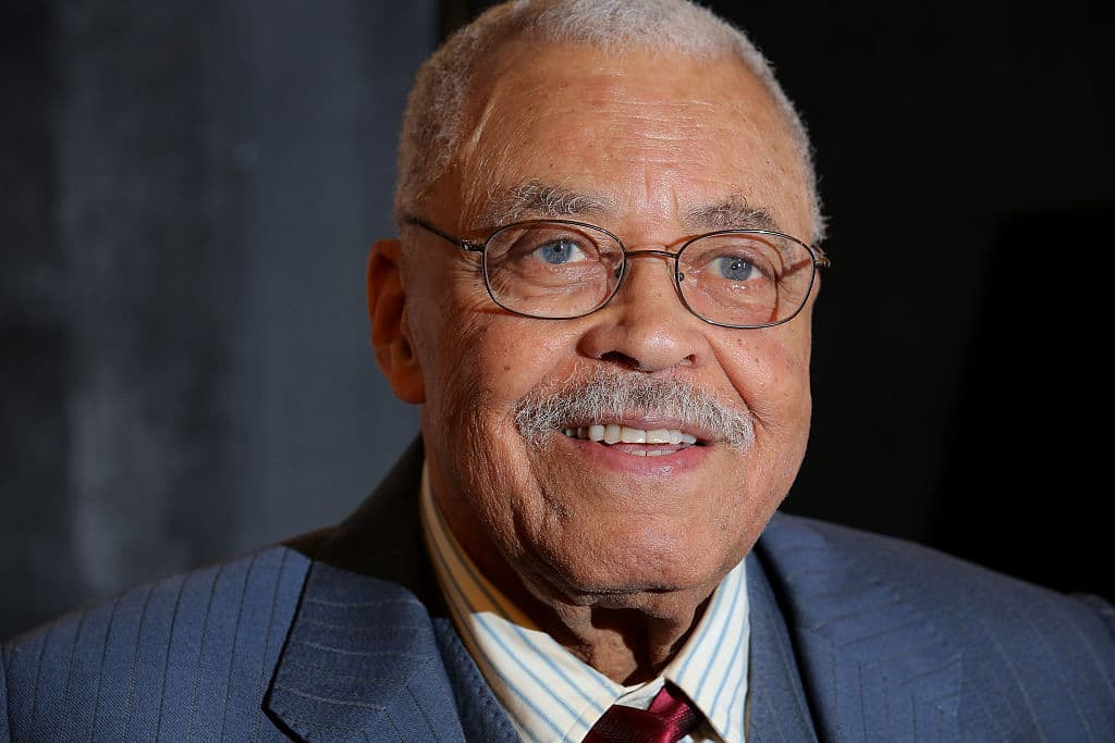 <b>James Earl Jones</b>
<br>Este actor se convirtió en una leyenda de Hollywood, gracias a que prestó su potente voz para el personaje de Darth Vader en la trilogía original de 'Star Wars'.
<br>