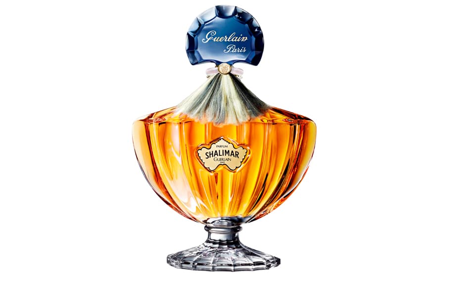 <h3> Shalimar (1925) </h3>Desde su botella, que evoca las fuentes de Shalimar, en Pakistán, se adivina la esencia orientalista de esta fragancia. Se dice que Jacques Guerlain quiso capturar la pasión entre el Shah Jahan y la princesa Mumtaz Mahal. Valiéndose de la bergamota, el lirio y la vainilla dulce creó un exótico aroma que desde entonces han intentado imitar sin éxito otras fragancias.