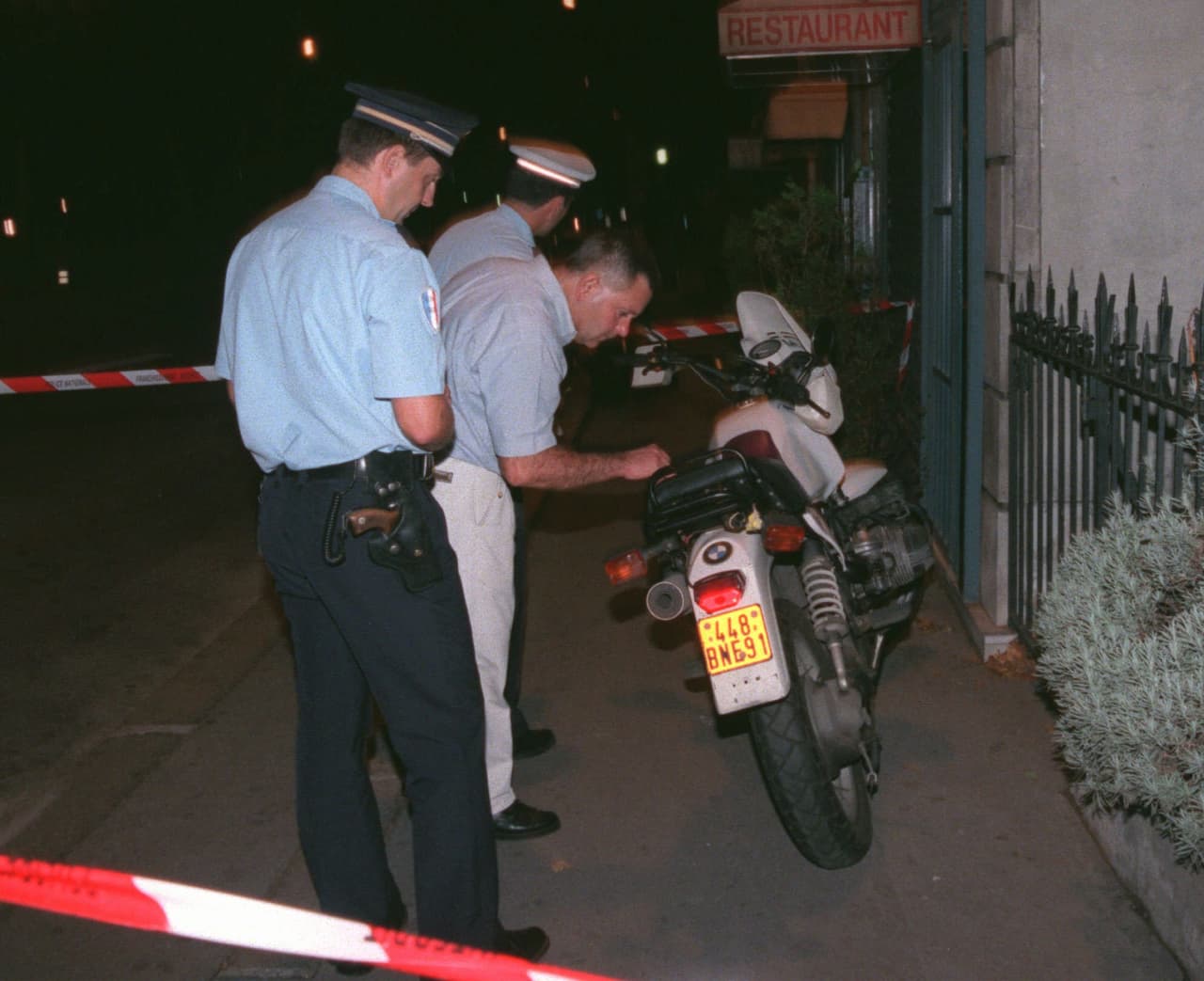 Los gendarmes franceses revisan la motocicleta que usaba uno de los paparazzi que seguía a Diana y a su novio el día del fatal accidente el 31 de agosto de 1997.