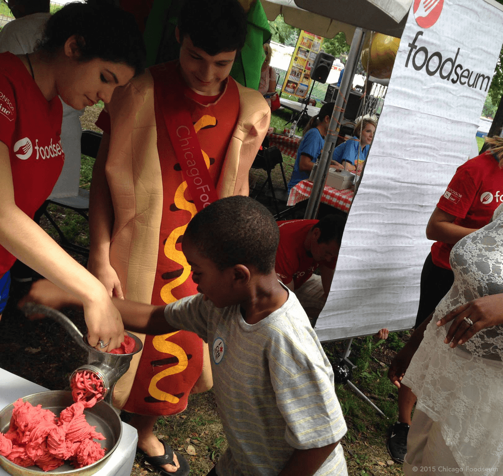Es decir, podrán oler, probar y tocar los alimentos mientras aprenden más sobre los hot dogs y su proceso de elaboración, entre otras cosas.