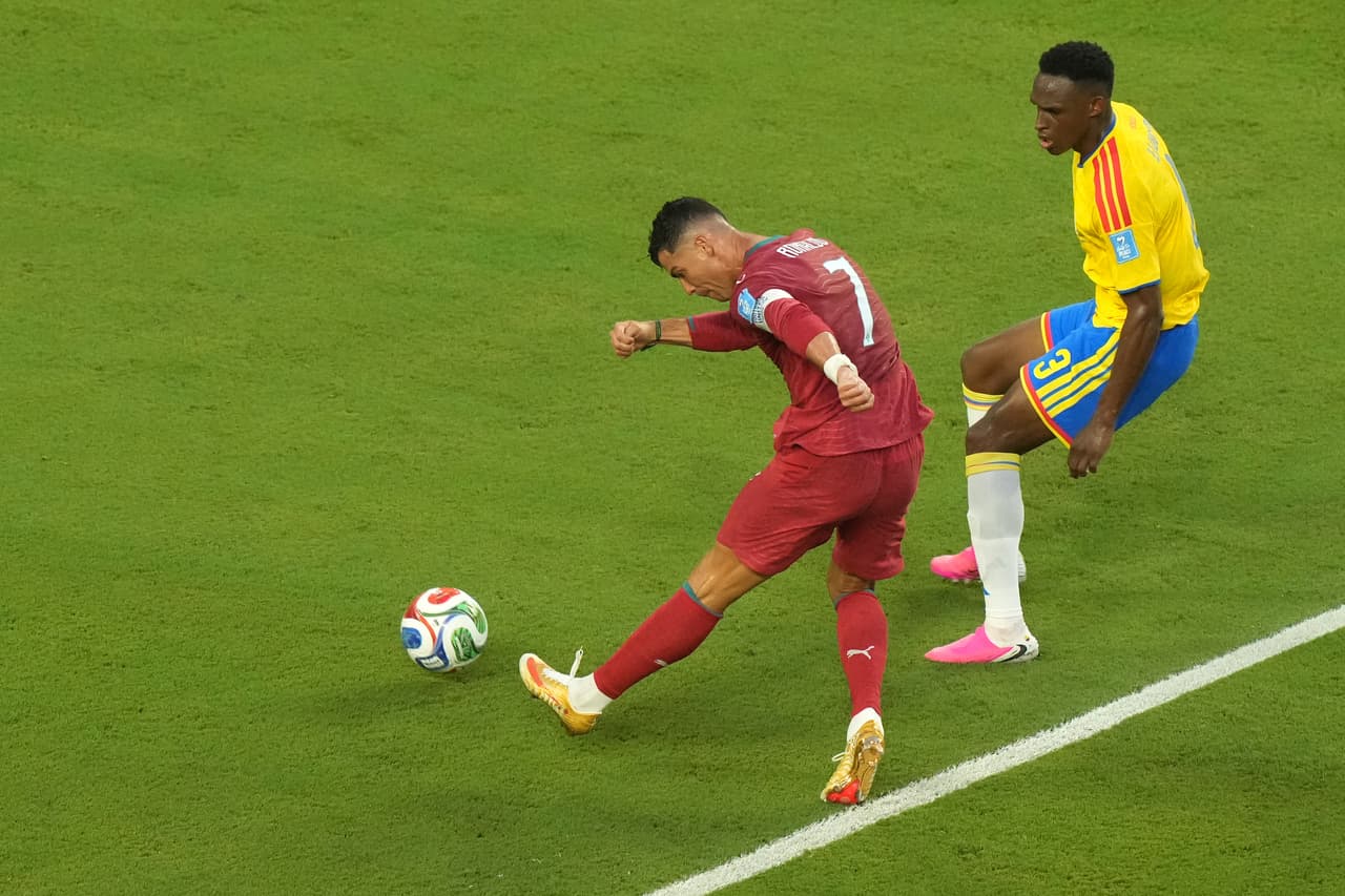 Cristiano Ronaldo dispara el balón.