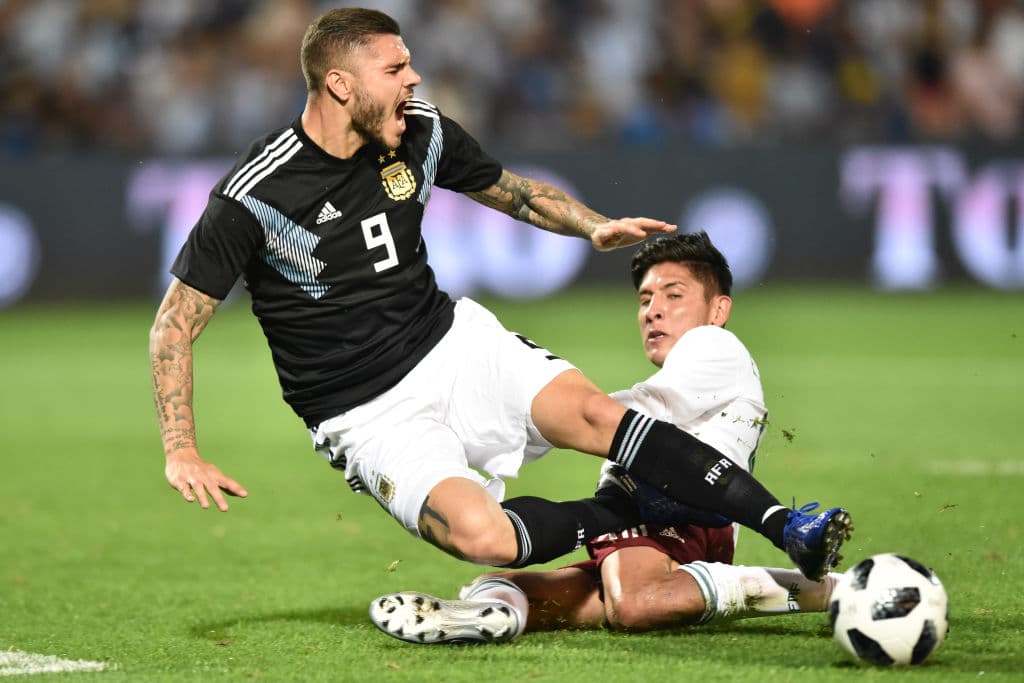 En algunas jugadas, ya más asentado tras el mal comienzo, Edson Álvarez metió fuerte la pierna para hacerse sentir. Aquí con una buena barrida sobre el autor del gol, Icardi.