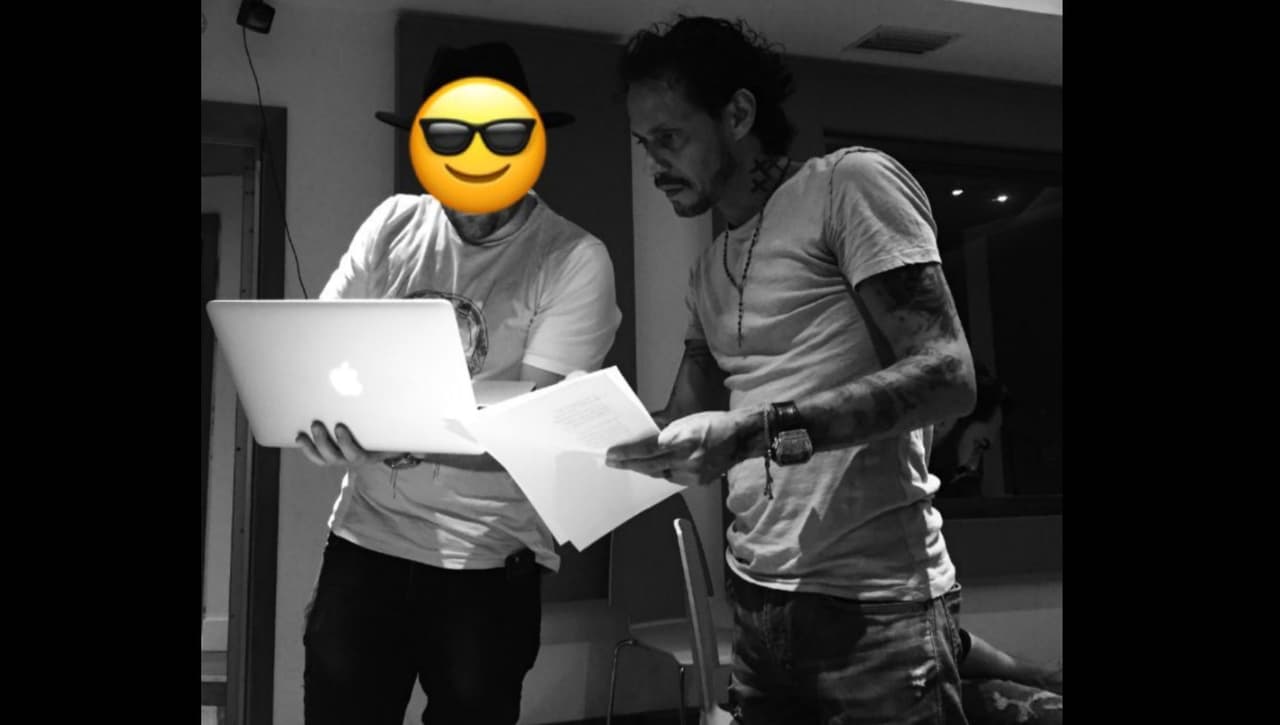 Marc Anthony en plena grabación con un intérprete que no autorizó ser identificado.