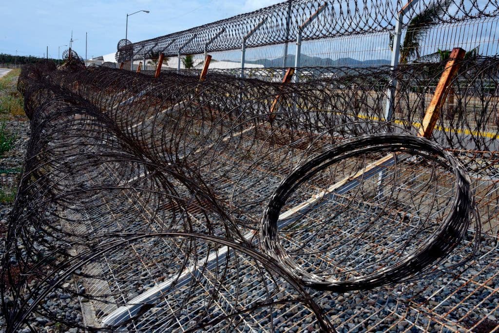 Bardas de seguridad de la prisión federal Islas Marías que será convertida próximamente en centro cultural.