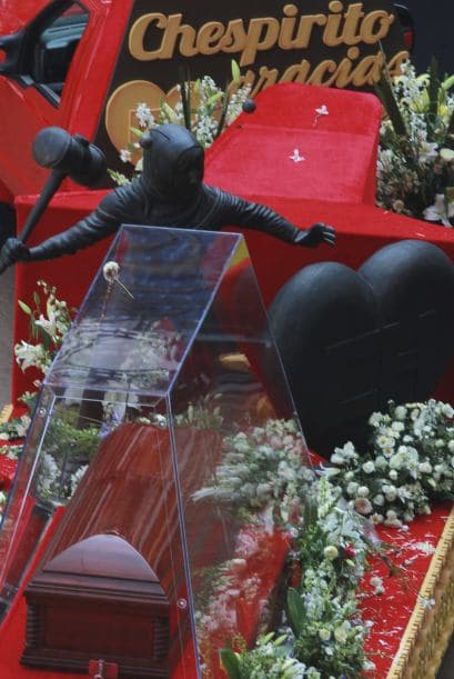 Un Chapulin Colorado de bronce también escoltó el féretro de Gómez Bolaños.