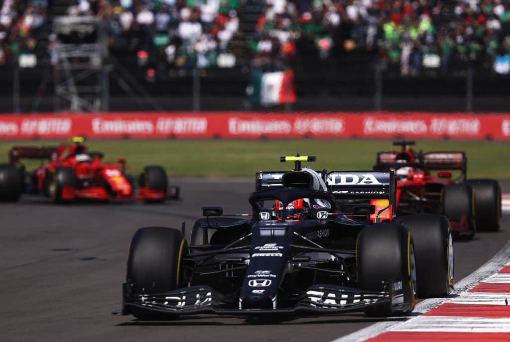 Red Bull hace el 1-3 con Max Verstappen en primer lugar y Sergio Pérez en tercero durante el Gran Premio de México en la Formula 1. Lewis Hamilton se quedó con la segunda posición durante la carrera. El mexicano logró subirse al podio en se casa.