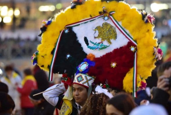 Por ejemplo, éste que porta un penacho con la bandera mexicana.