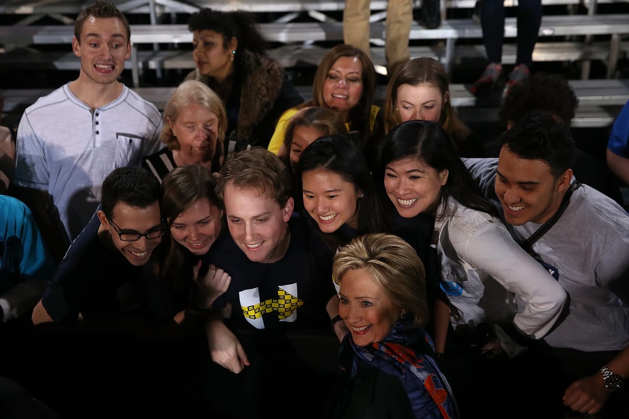 Clinton posa para una foto con jóvenes simpatizantes en Las Vegas