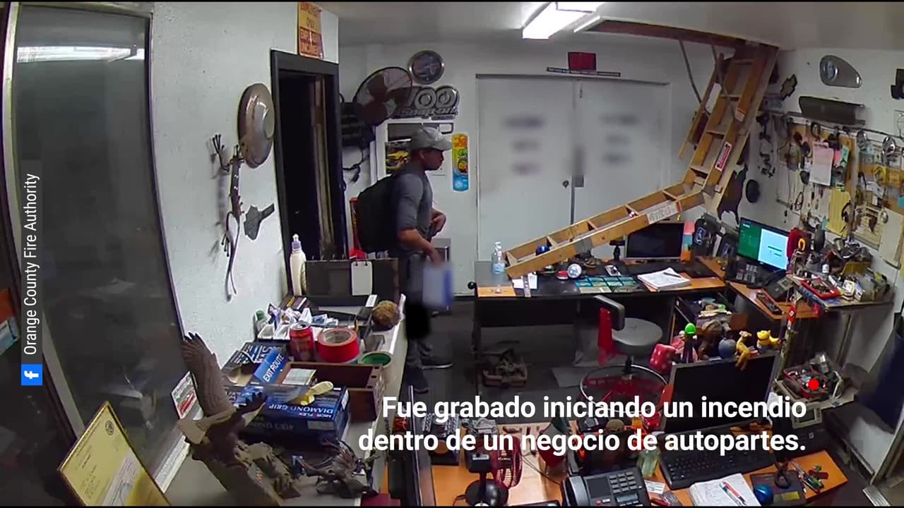 Buscan a sospechoso que incendió un negocio en el condado de Orange
