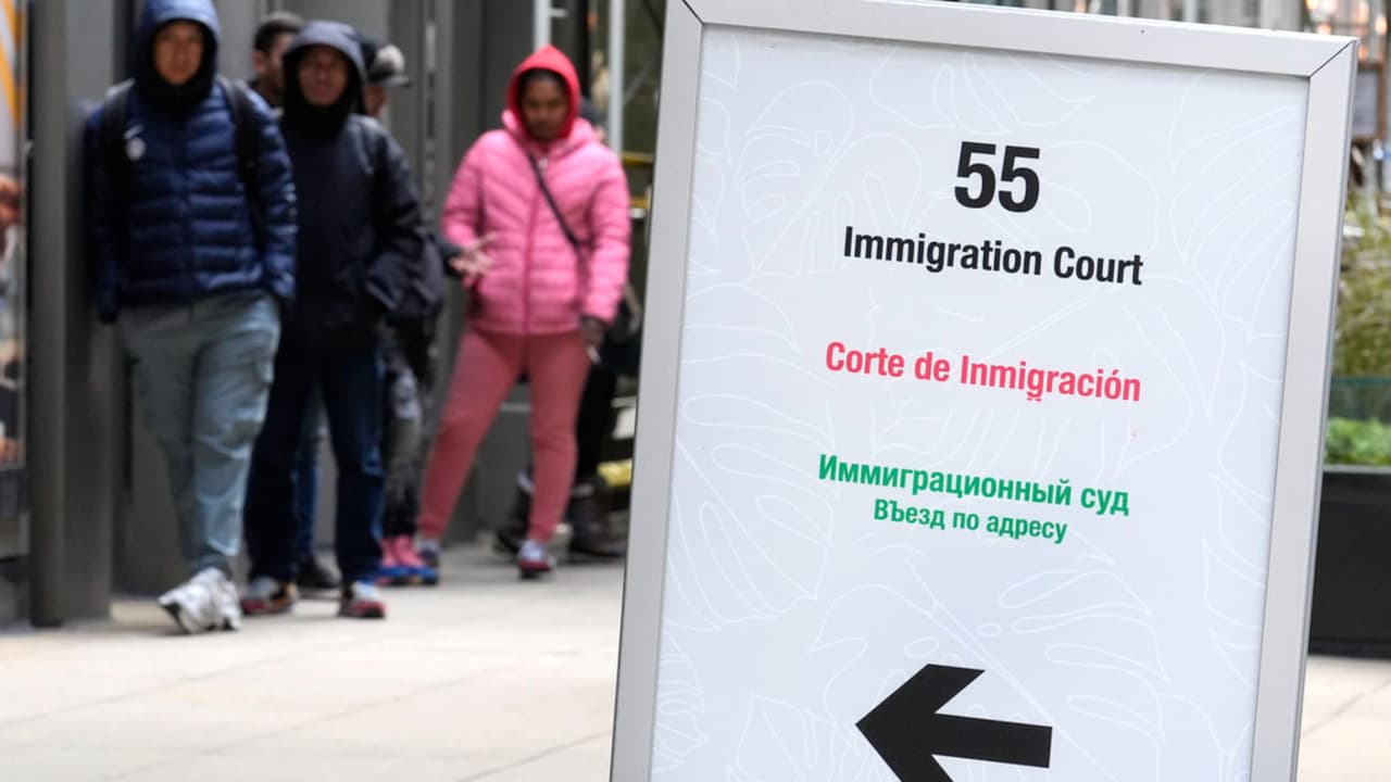 Recomiendan asistir con abogado a cortes de inmigración ante riesgos por arrestos de ICE