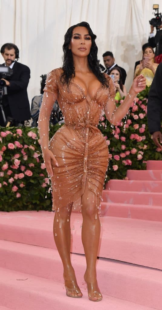 La actriz hizo alusión al famoso corsetero y a la creación con la que él vistió a 
<b><a href="https://www.univision.com/famosos/como-hizo-kim-kardashian-para-tener-la-micro-cintura-que-le-vimos-en-la-met-gala" target="_blank">Kim Kardashian en la gala neoyorquina de 2019. </a></b>
<br>