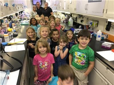 Texas da aprobación inicial a histórico plan para financiar educación privada con fondos públicos