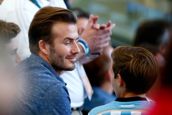 ¿Estará agusto David Beckham con su vecino de asiento?