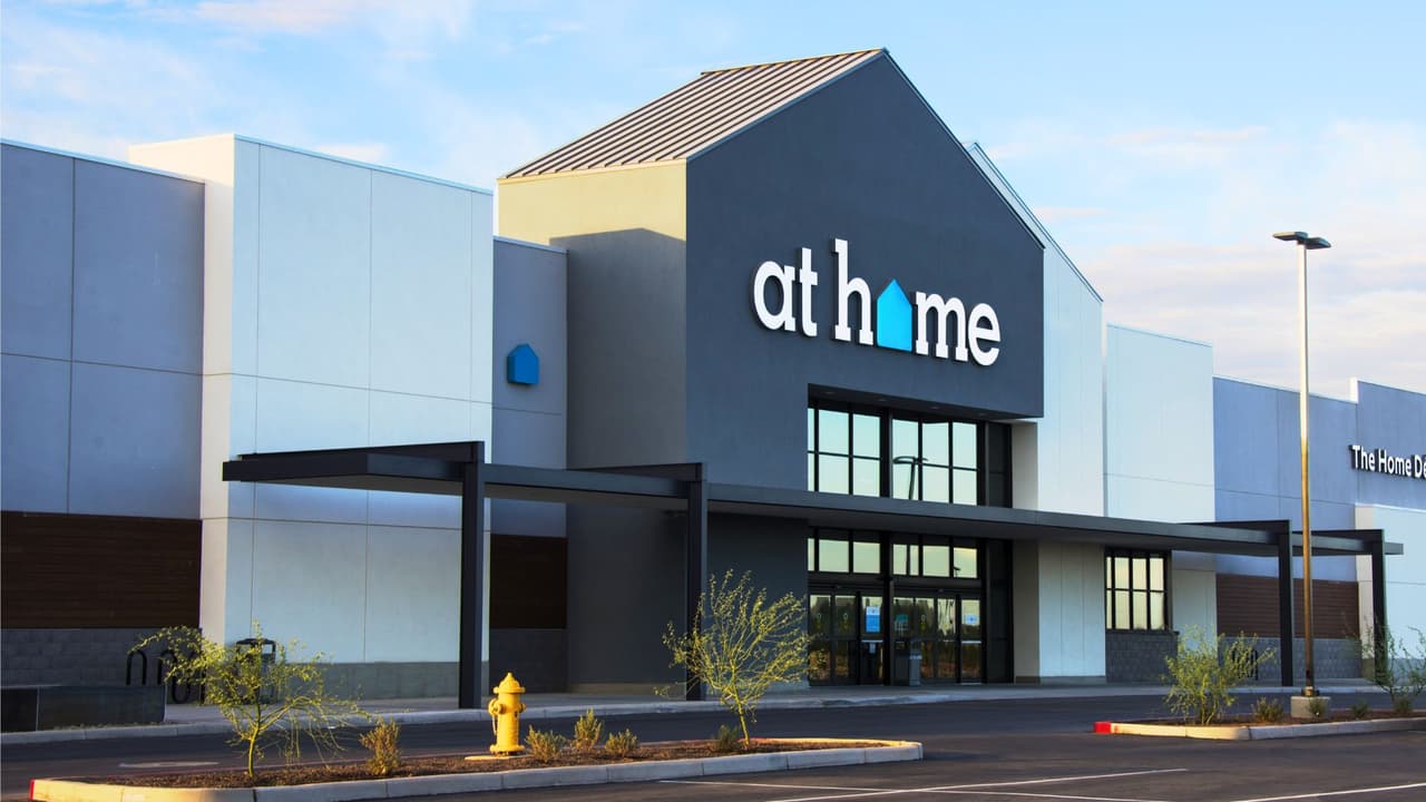 <h3 class="cms-H3-H3">¿Van a cerrar tiendas? </h3>
<br>
<br>
<b>De las 260 tiendas que tiene At Home en Estados Unidos, solo cerrarán 26</b>, y ninguna está en Texas, según documentos de la corte. Los cierres 
<b>afectarán principalmente a tiendas en California y Nueva York</b>, mientras que la mayoría de las sucursales
<b> seguirán abiertas y operando con normalidad, tanto en persona como en línea.</b>