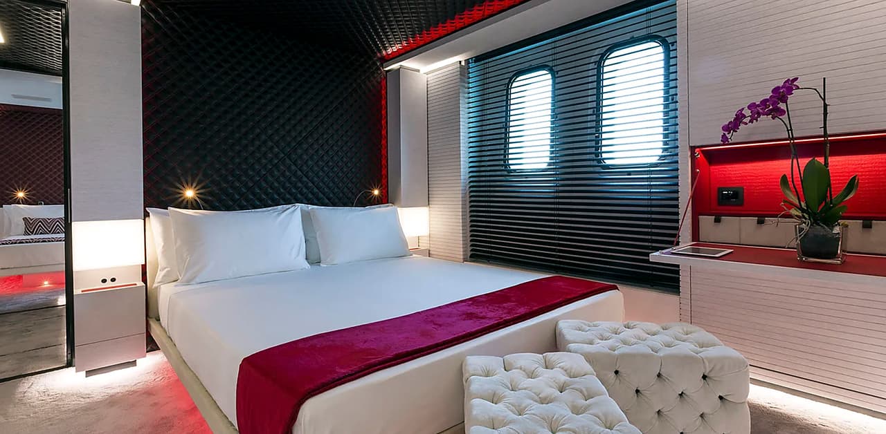 Goza de una longitud de 180 pies y cuenta con
<b> 6 cabinas</b> para ser disfrutadas por los pasajeros.
<br>