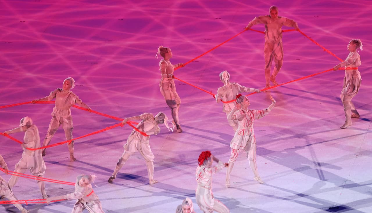Cientos de japoneses se acercaron a los alrededores del Estadio Olímpico para vivir el ambiente olímpico, aunque tuvieron que ver la ceremonia a través de la pantalla del teléfono móvil.