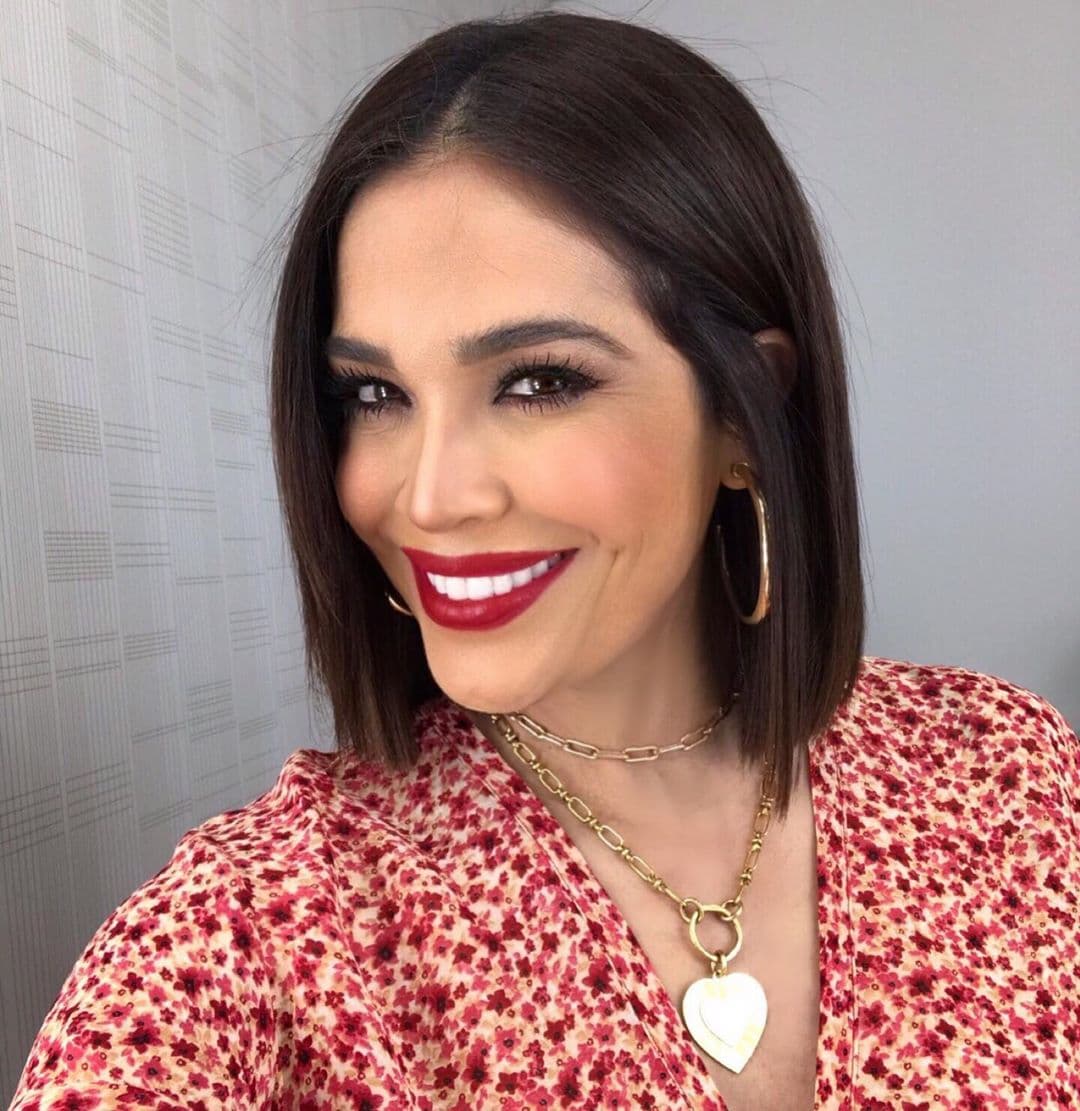 Karla Martínez ha sido camaleónica en cuanto su apariencia, ahora luce una melena bob recta en un tono castaño oscuro.