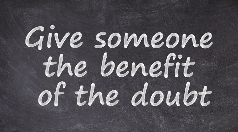 No existe una buena compatibilidad con el mono y siempre ocurren algunos malentendidos. Pero detrás de la apariencia hay oportunidad. Si se te presenta alguien con un negocio, o si conoces a una persona desde que el primer momento te inspira confianza, ahí hay oportunidad. No te dejes llevar por la apariencia o la emoción.