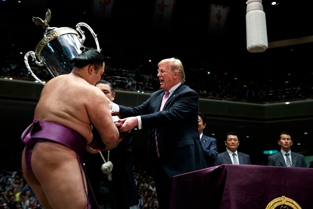El luchador, conocido por su nombre deportivo de Asanoyama, recibió el trofeo de parte de Trump, quien tuvo que ser ayudado por el peso de la copa, de unos 30 kilos, que fue entregada en el círculo de arena conocido como 'dohyu'.