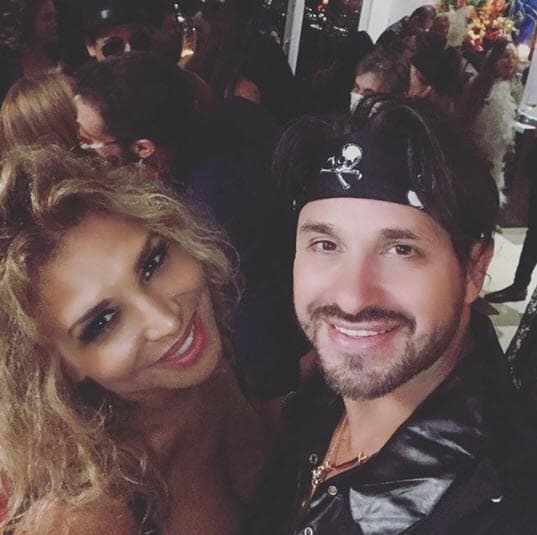 "En el momento en que ella se enteró de que me pidió matrimonio y que nos casamos fueron estas bombas en televisión como que es gay, como que lo humillaba, como que era un sinvergüenza, un vividor. Todo fue a raíz del momento en que nosotros nos casamos", alegó.
<br>