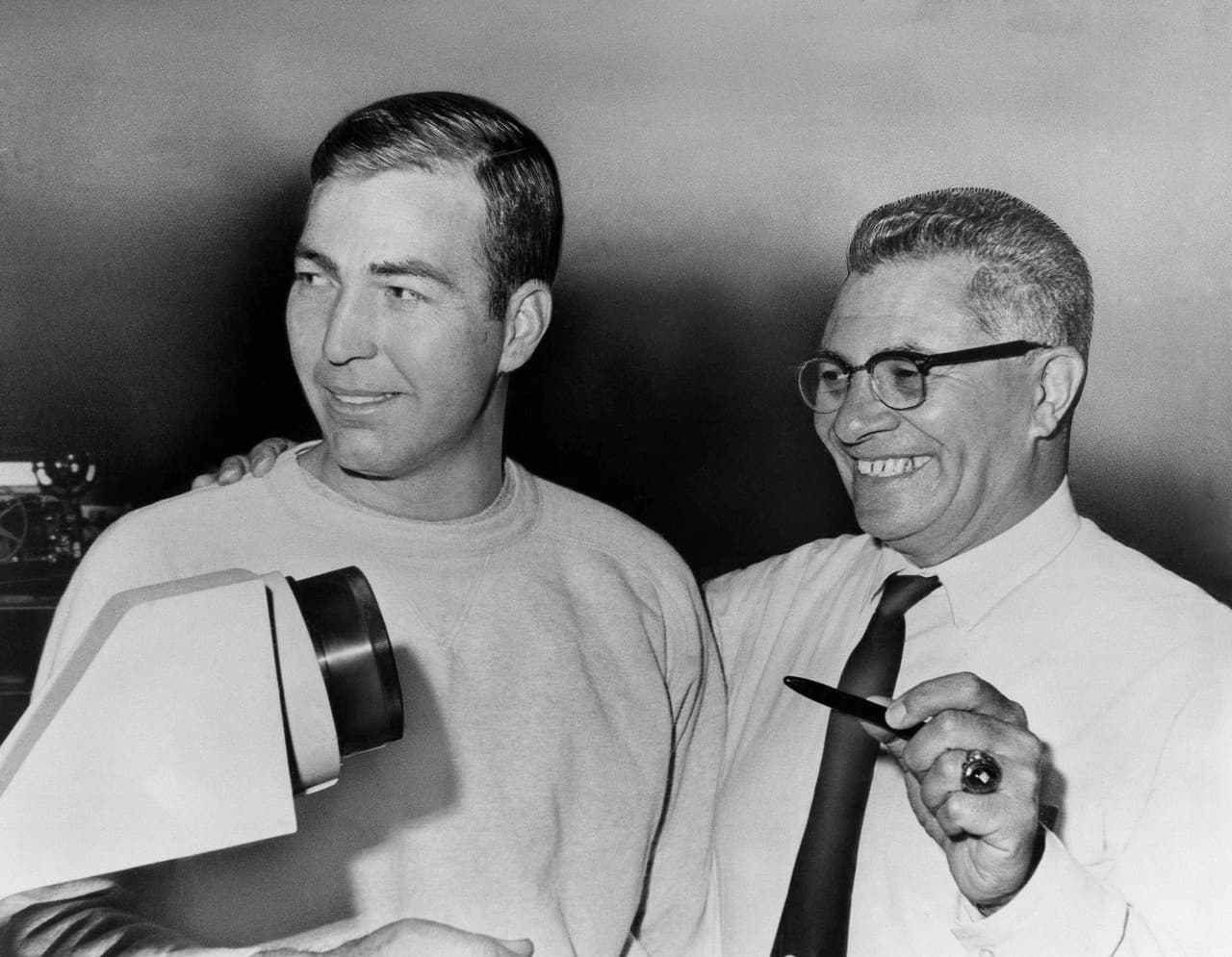 Tras caer en el juego por el título de la liga en 1960 en la primera participación de
<b>Starr</b> en los Playoffs, los Packers nunca perdieron otro duelo de Postemporada con él como quarterback, registrando una marca de 9-0 que incluyó
<b>victorias sobre los Kansas City Chiefs y los Oakland Raiders en los primeros dos Super Bowls</b>.