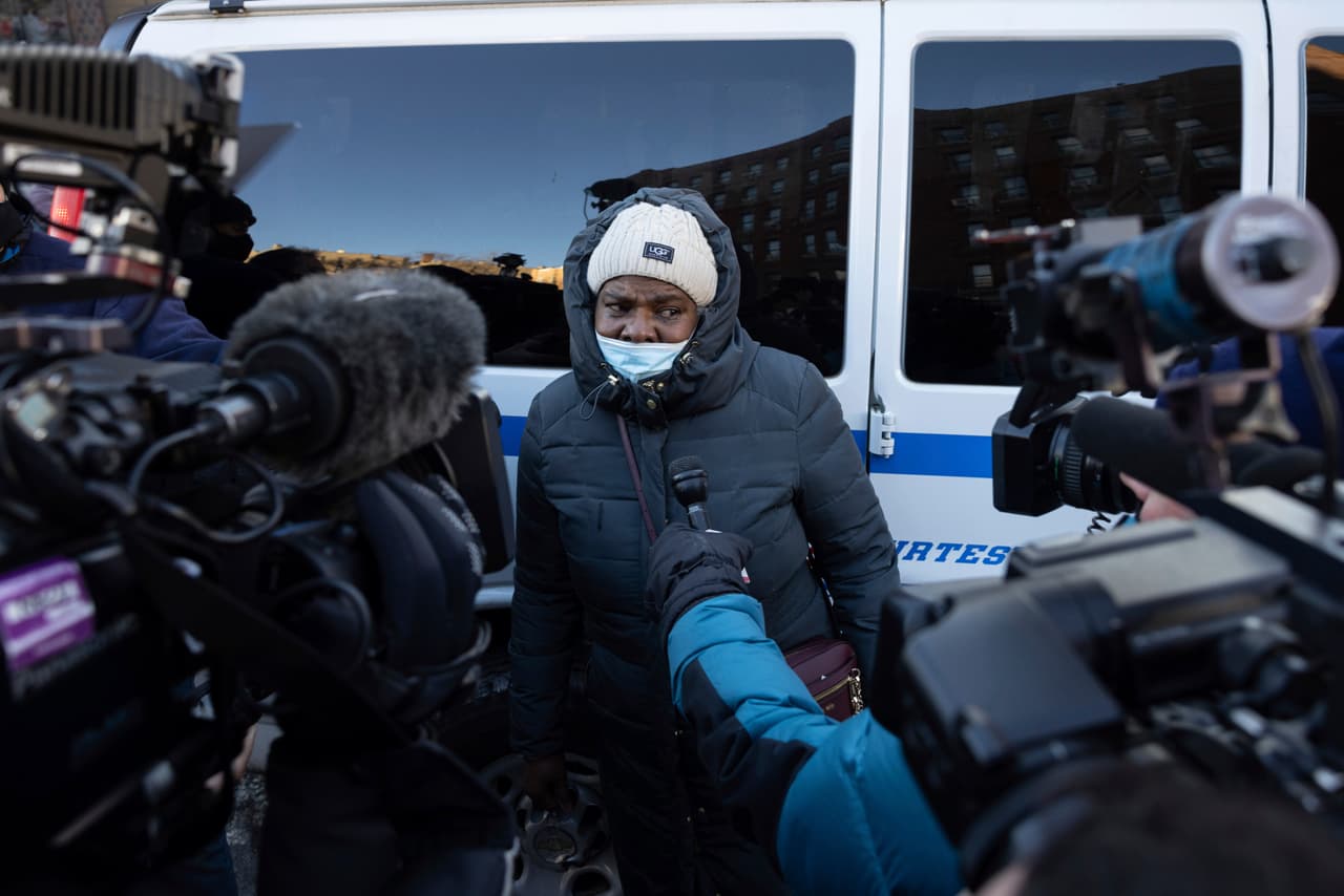 Miembros de la prensa entrevistan a Tysena Jacobs, sobreviviente del incendio, afuera del edificio de apartamentos en el Bronx, que se incendió y dejó al menos 19 muertos.