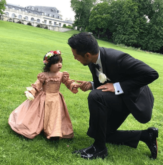 Giulietta, que nació el 5 mayo del 2015, ve a un príncipe en su papá. Él la cuida y guía sus pasos.