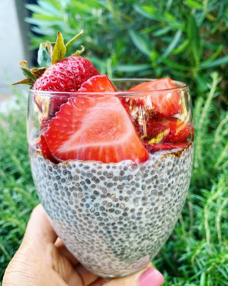 El pudín de chía lo endulzas con ½ cucharadita de canela, ½ cucharadita de extracto de vainilla y ¼ taza de fresas picadas o mango picado o moras.