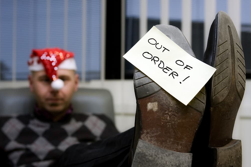 Así que si te sientes "fuera de servicio" y poco a poco se te van acumulando las presiones, no esperes hasta que explotes en la cena de Navidad y te pelees con todo el mundo a tu alrededor. Entre tantos factores que pueden alterarnos, entristecernos o deprimirnos, te recomendamos hacer un ejercicio de introspección para sentirte mejor...