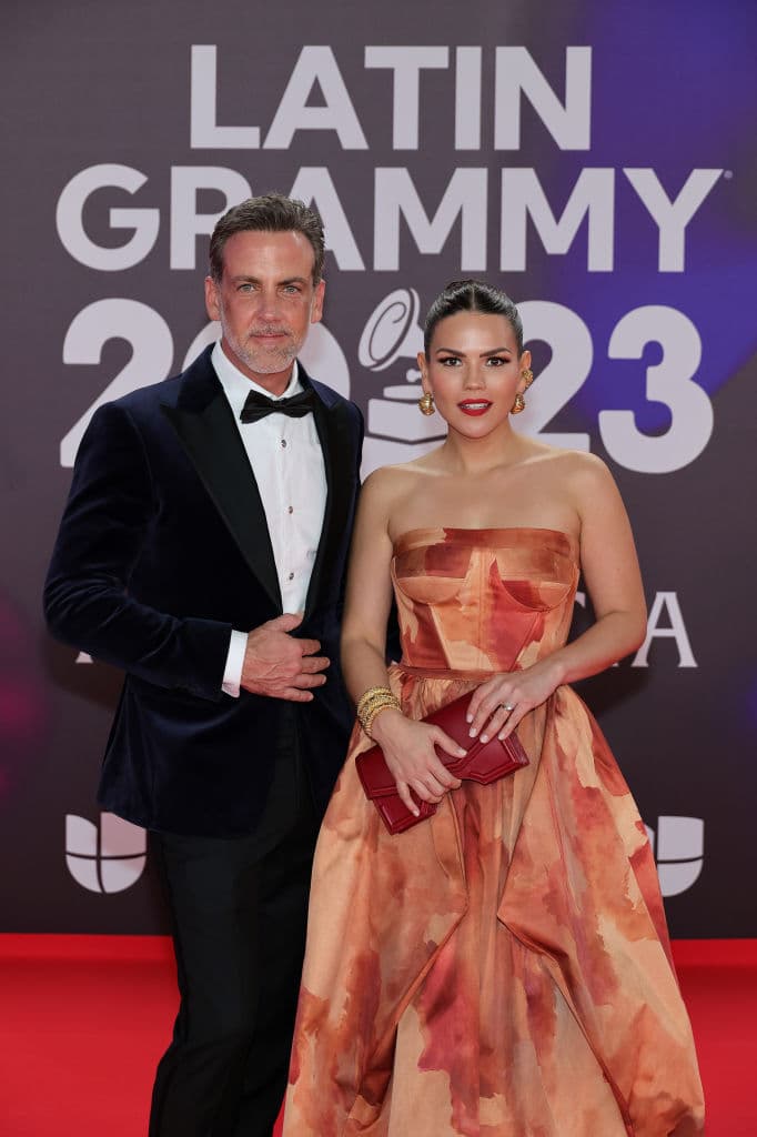 Carlos Ponce y Karina Banda desfilaron luciendo atuendos muy elegantes.