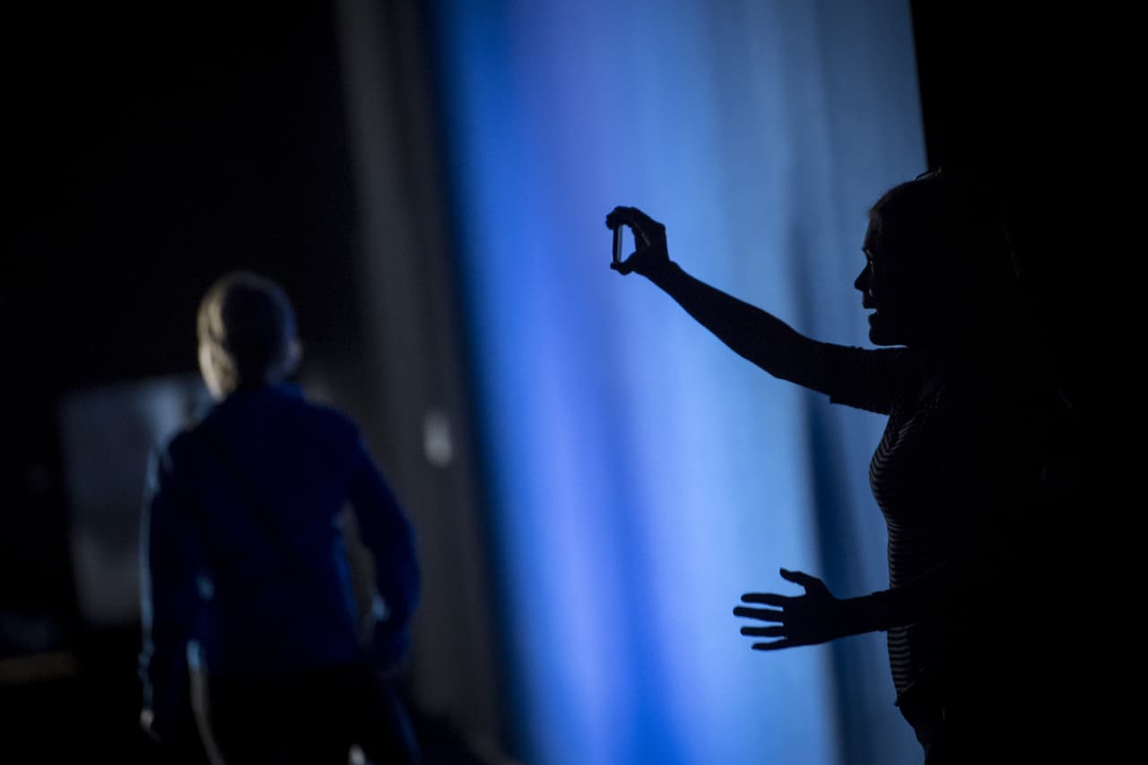 Los visitantes intentaron continuar disfrutando de la exposición, a pesar de la falta de luz.
