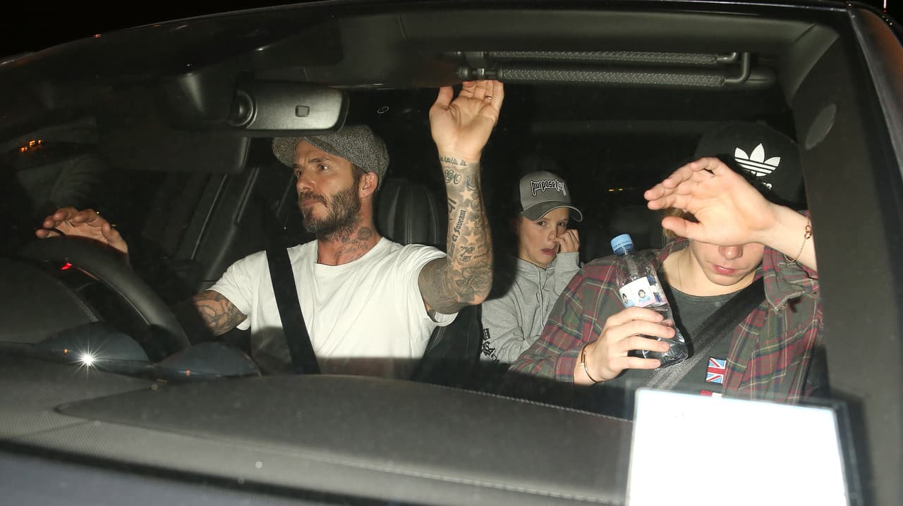 Pero no lo consiguió, Brooklyn también intentó esconderse de los paparazzi.