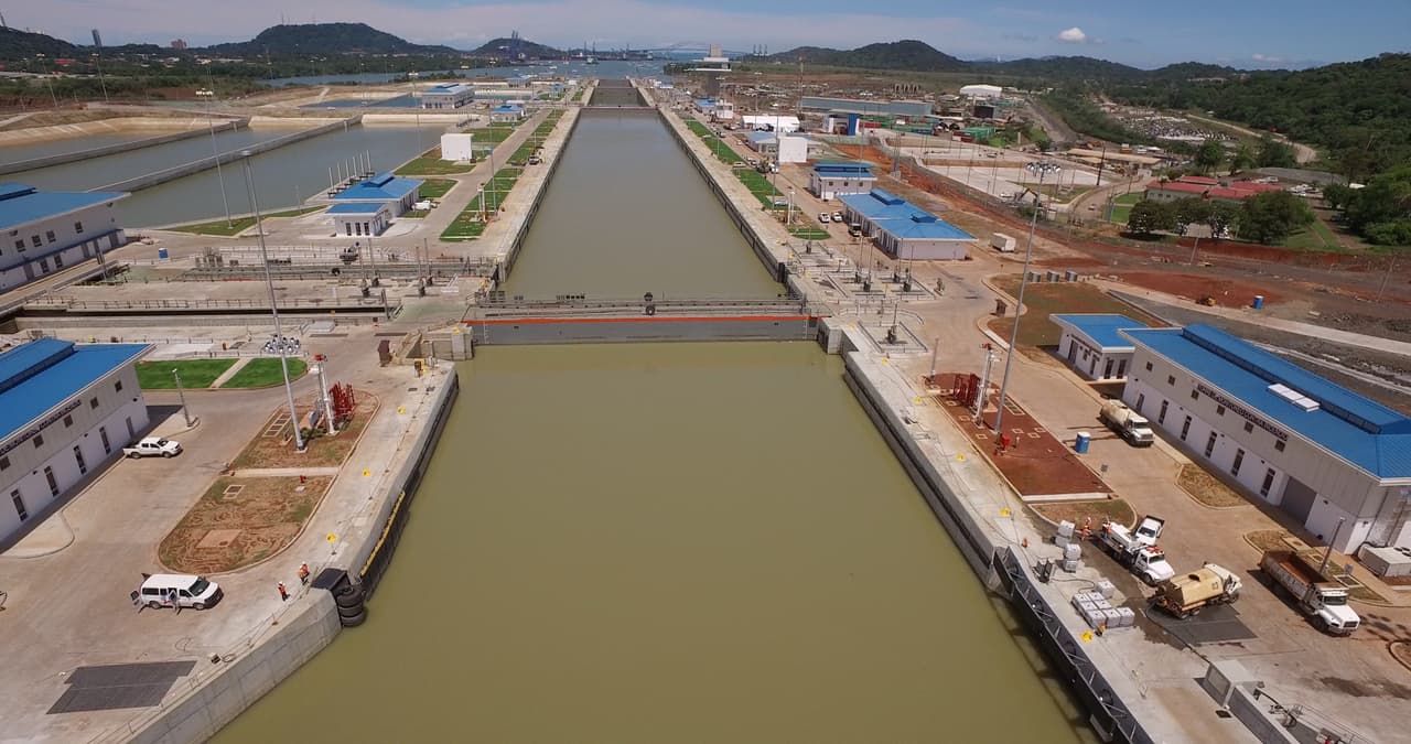 Acero para 20 torres Eiffel y concreto para un edificio por día: así se amplió el Canal de Panamá