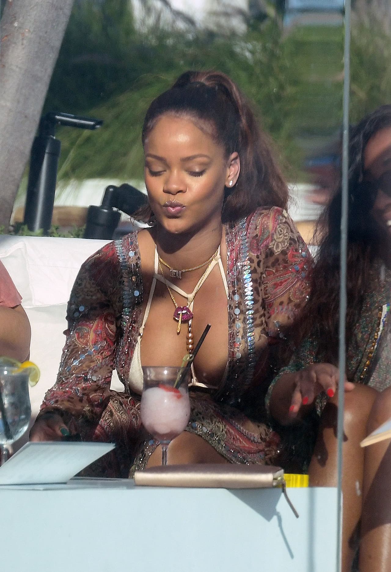 Rihanna aprovechó el rico sol de Miami para echarse un coqueto '
<i>drink</i>'. ¡Se ve que le gustó!