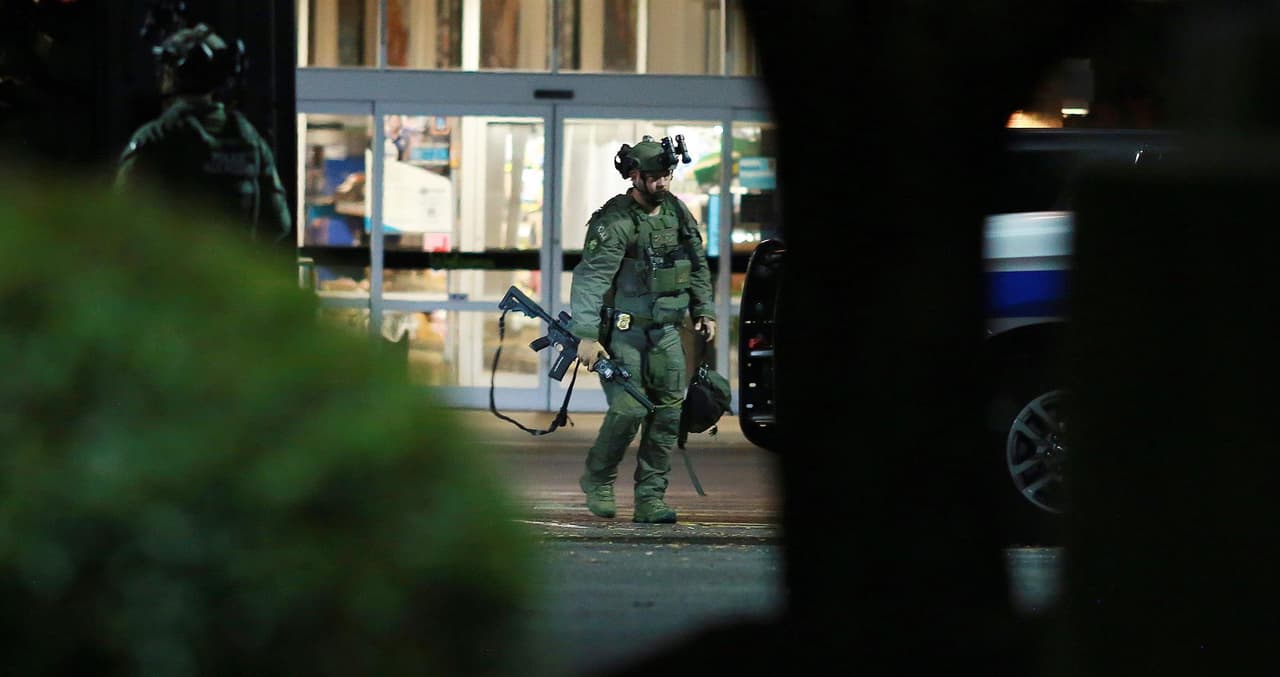 Un 
<a href="https://www.univision.com/noticias/estados-unidos/tiroteo-muertos-heridos-raleigh-carolina-del-norte">hombre armado asesinó el jueves a cinco personas en un sendero en Raleigh</a>, la capital de Carolina del Norte, y esquivó a las autoridades durante horas antes de ser acorralado en una casa y arrestado, dijo la policía.