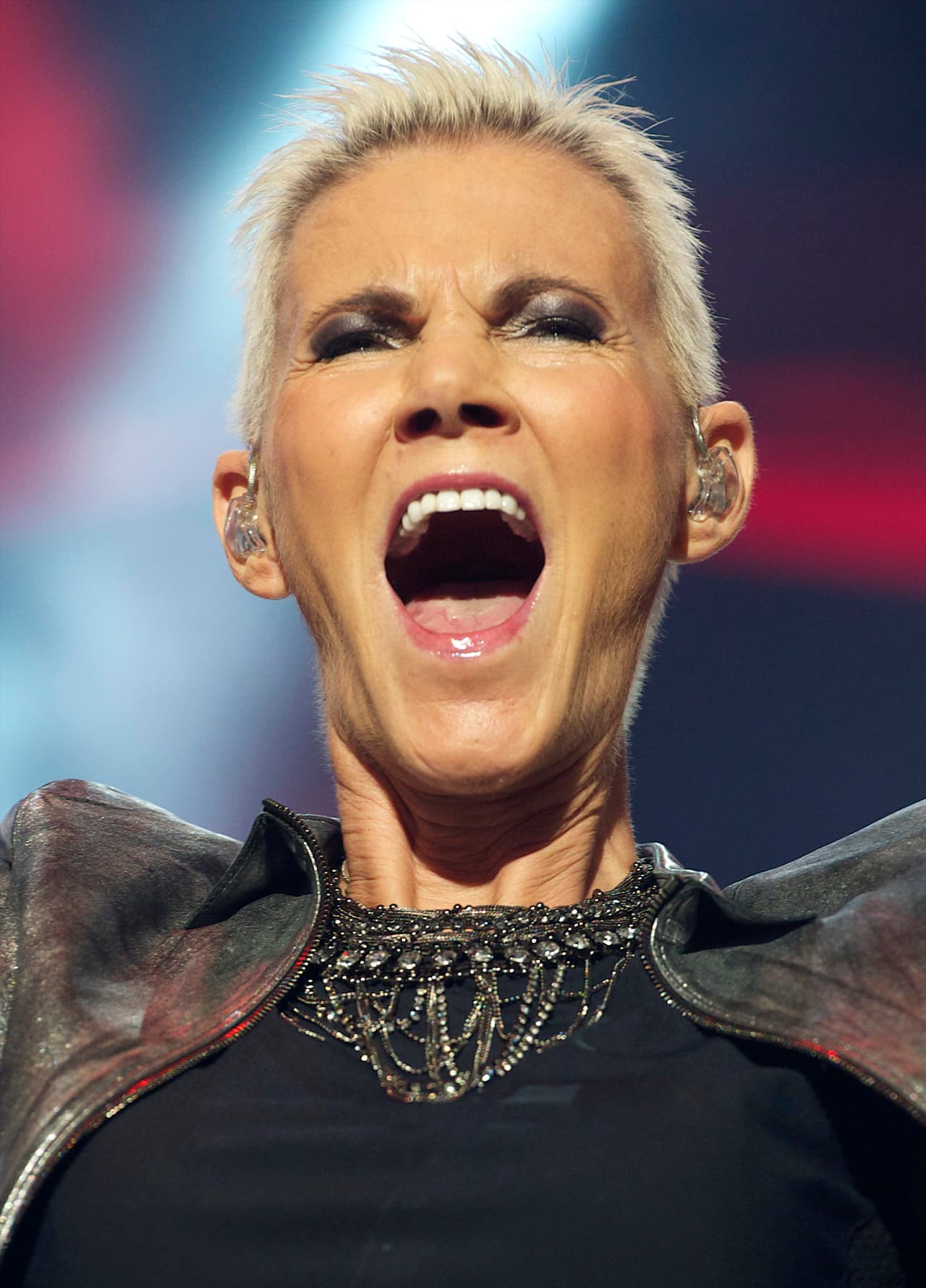 En el texto se señala que la cantante falleció "después de una batalla de 
<b>17 años contra el cáncer</b>". 
<br>