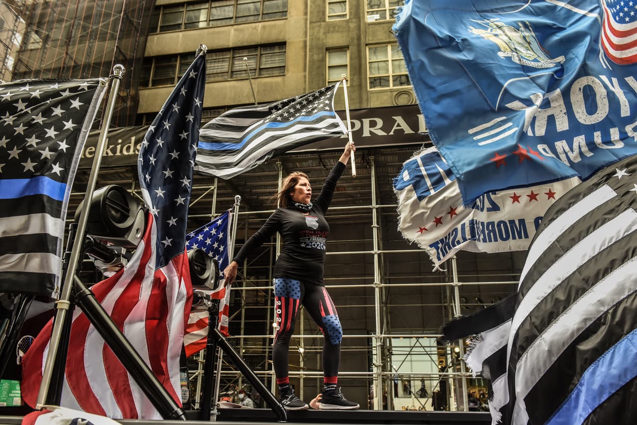 Algunos manifestantes izaron banderas estadounidenses o de "delgada línea azul" durante la manifestación de apoyo a Donald Trump.