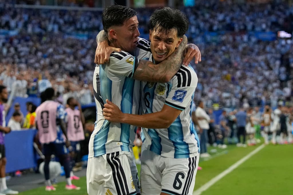 Lisandro Martínez y Enzo Fernández celebran la víctoria de su equipo.