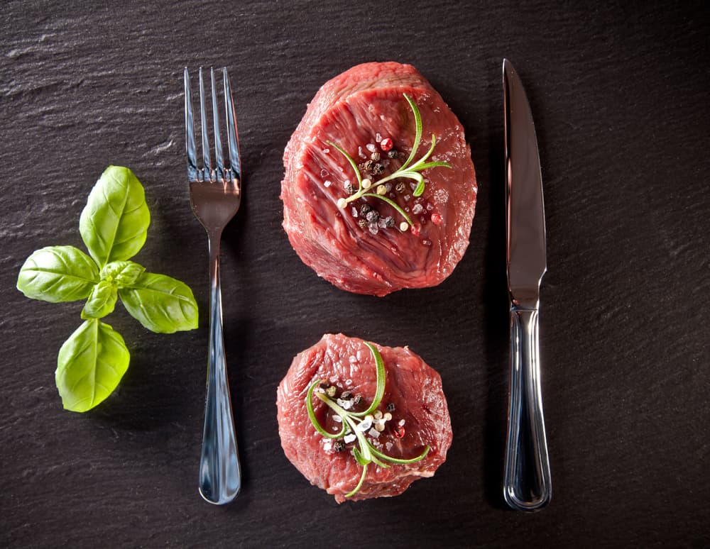 Las consecuencias en contra es que puede provocar problemas cardiovasculares, colesterol alto y obesidad.