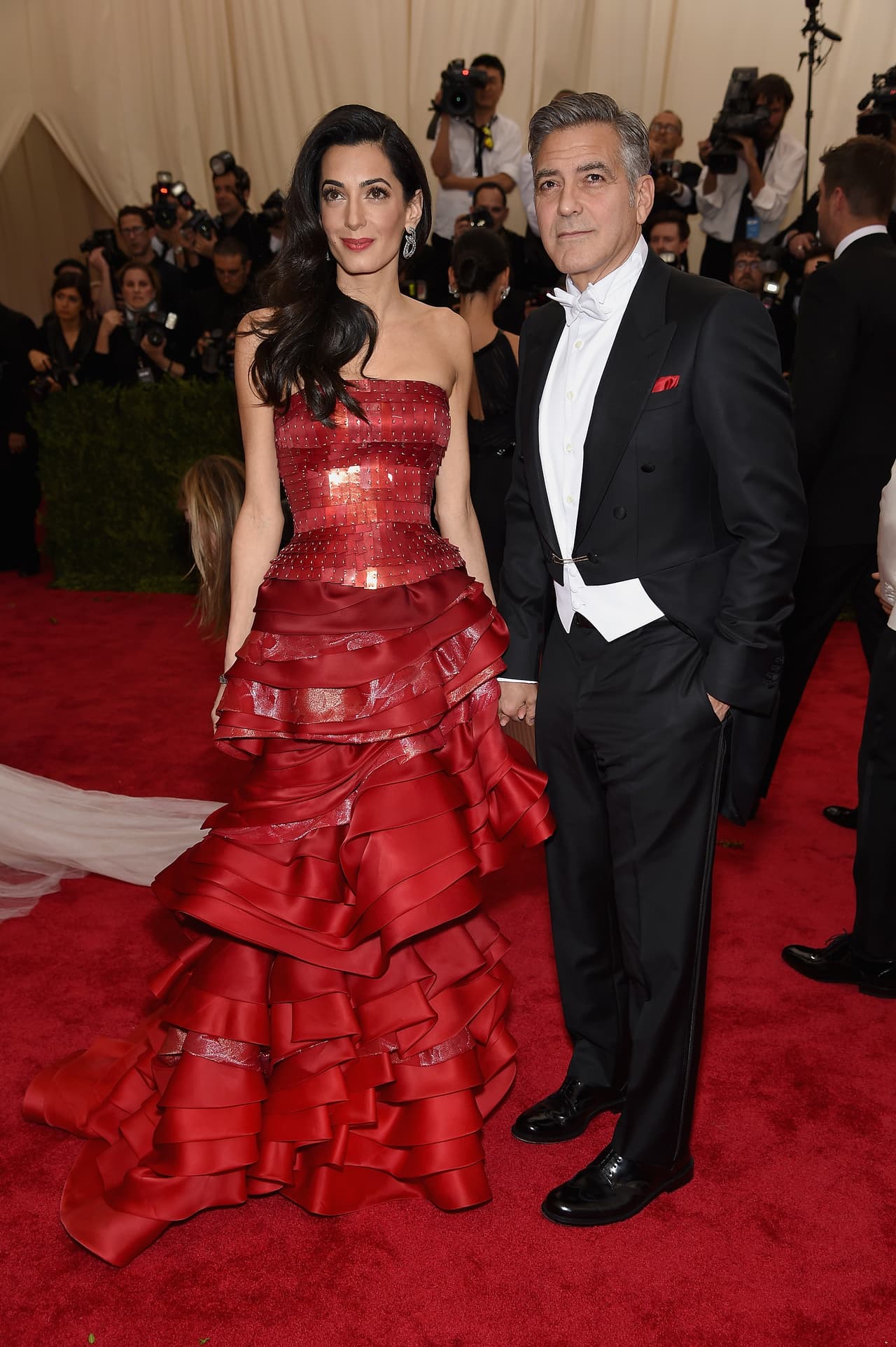 <b>George Clooney y Amal Alamuddin</b>: El una vez considerado 'soltero más codiciado de Hollywood' sorprendió al mundo al anunciar su compromiso con la poderosa abogada y defensora de los derechos humanos. Mientras unos debatían quién era el que ganaba más (en todos sentidos) con en esa unión, la abogada de alto perfil de casos como el de Julian Assange o Enron y que domina el inglés, francés y árabe se divertía con el ganador de dos premios Oscar, activista por los derechos humanos y dueño de una parte del tequila Casamigos.