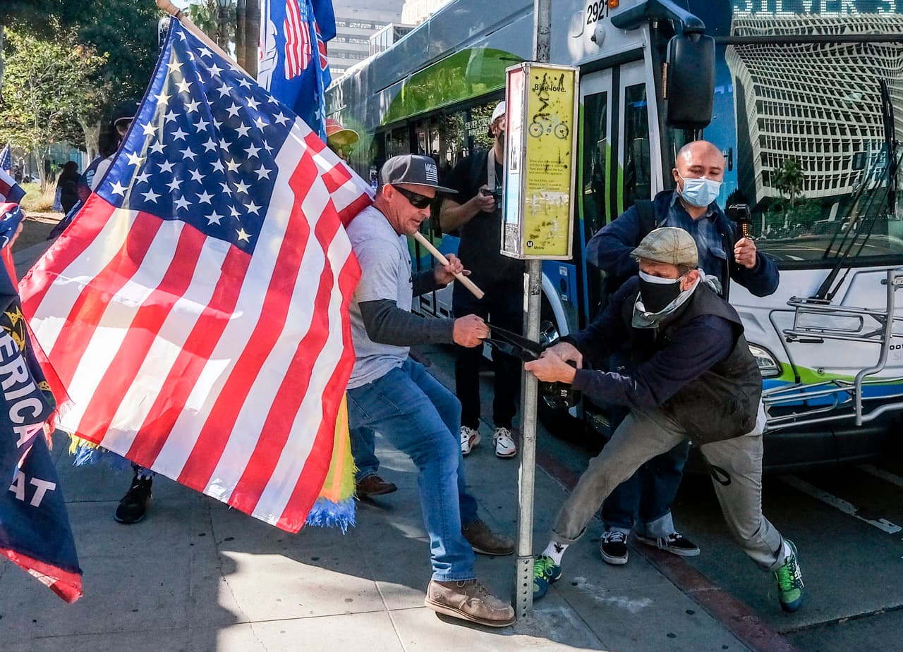 Los manifestantes se enfrentaron contra otras personas que participaron en las protestas.